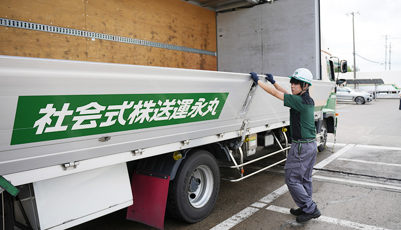 トラックの荷台の前